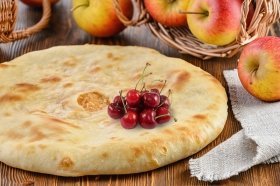 Осетинский пирог «ассорти» яблоко-вишня