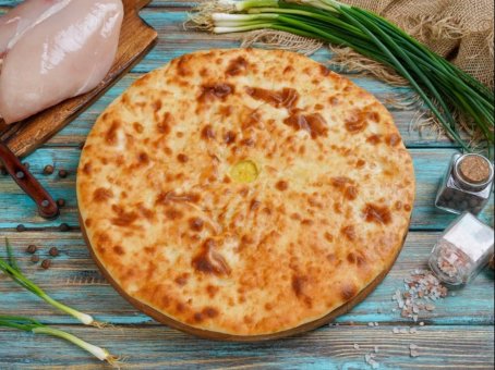Осетинский пирог с курицей, сыром и зеленым луком Осетинский пирог с курицей, сыром и зеленым луком