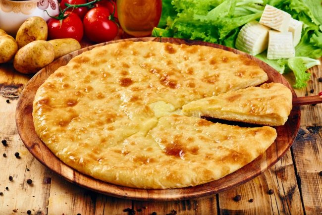 Осетинский пирог с сыром, картофелем и помидорами